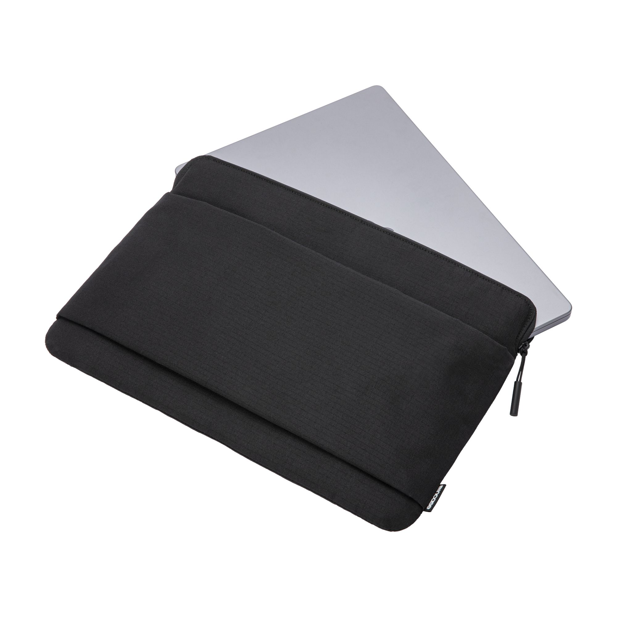 Una custodia nera per laptop con un laptop all'interno, su sfondo bianco.
