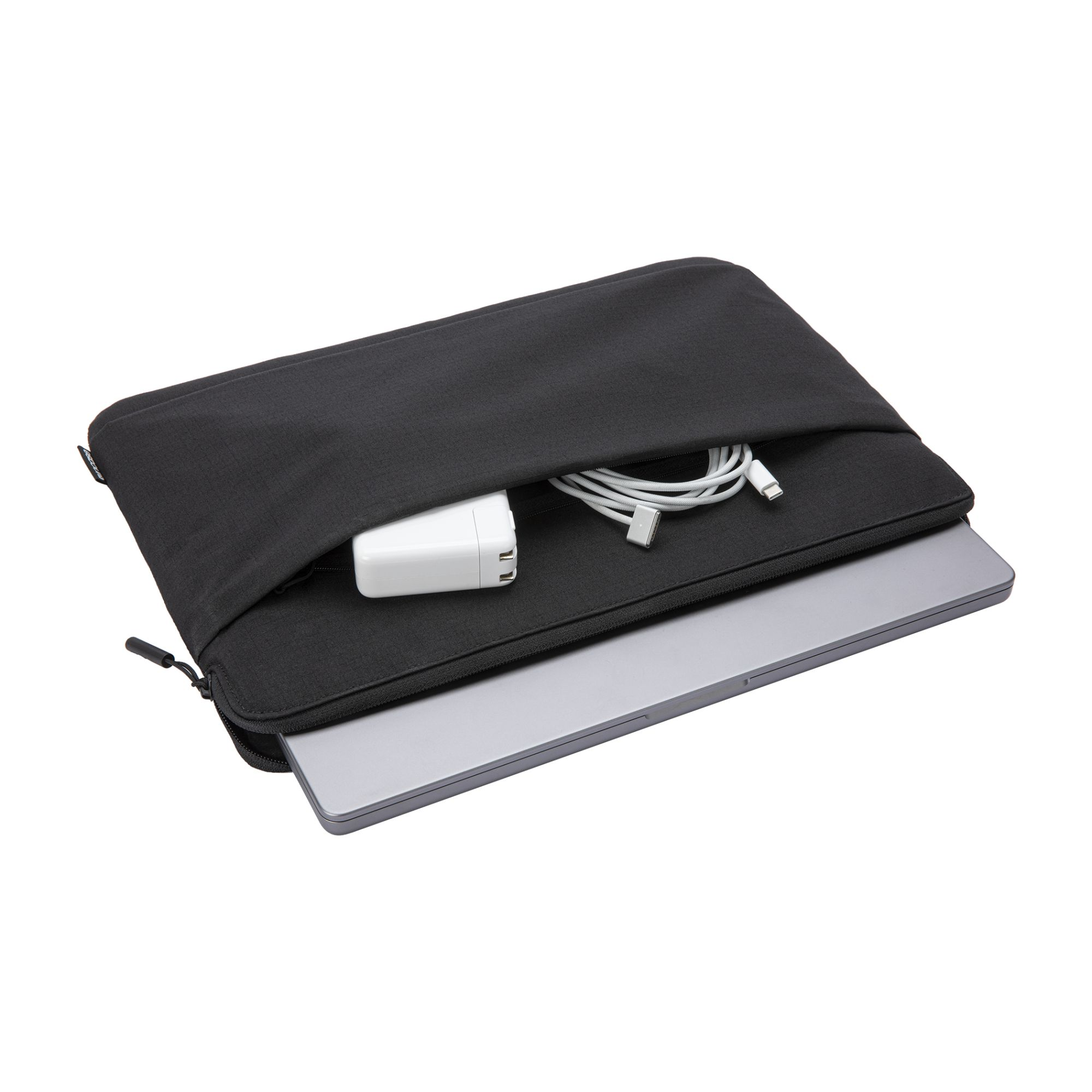 Custodia nera per laptop con caricabatterie e cavo all'interno. Sfondo bianco.