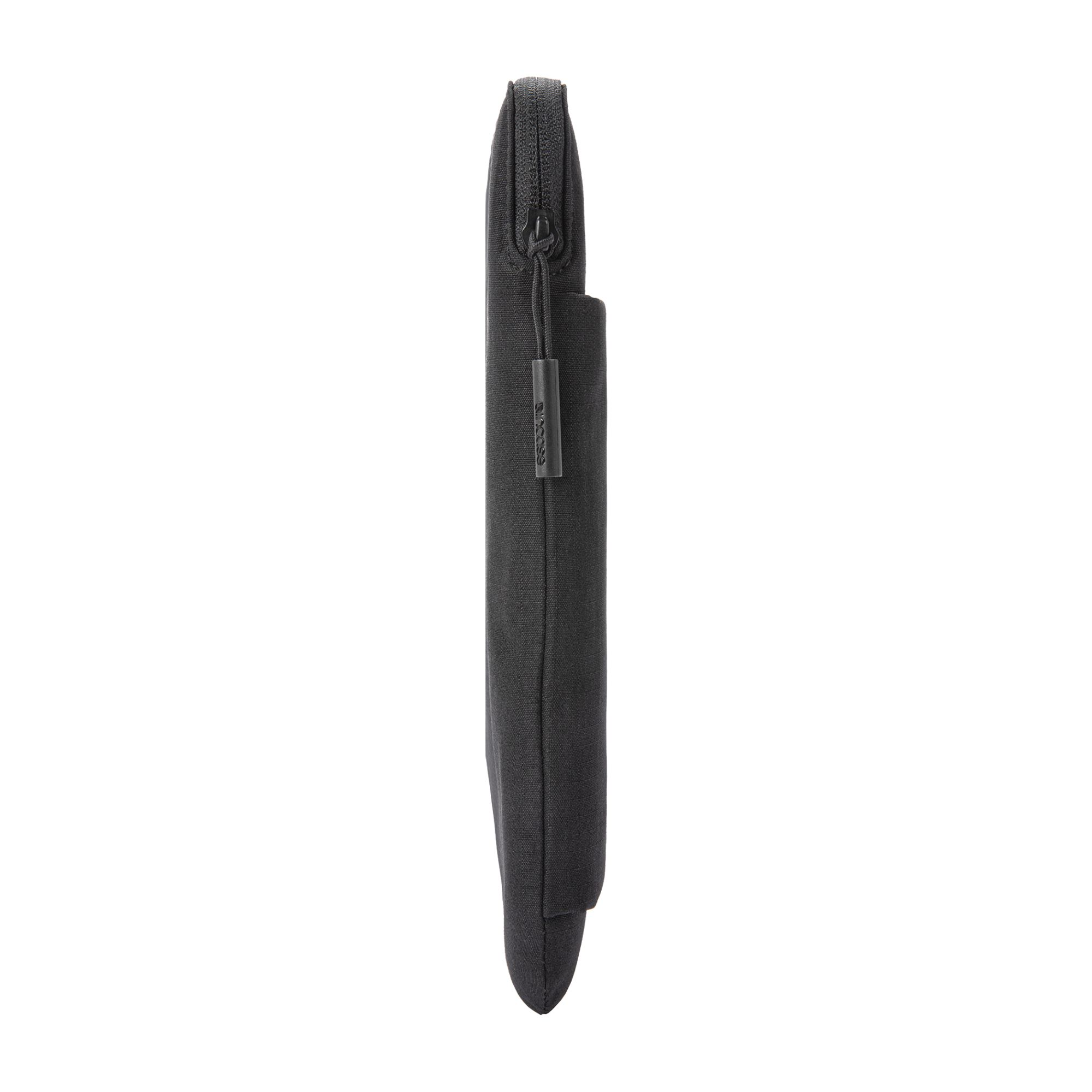 Custodia nera per laptop con cerniera e tasca piccola. Sfondo bianco.
