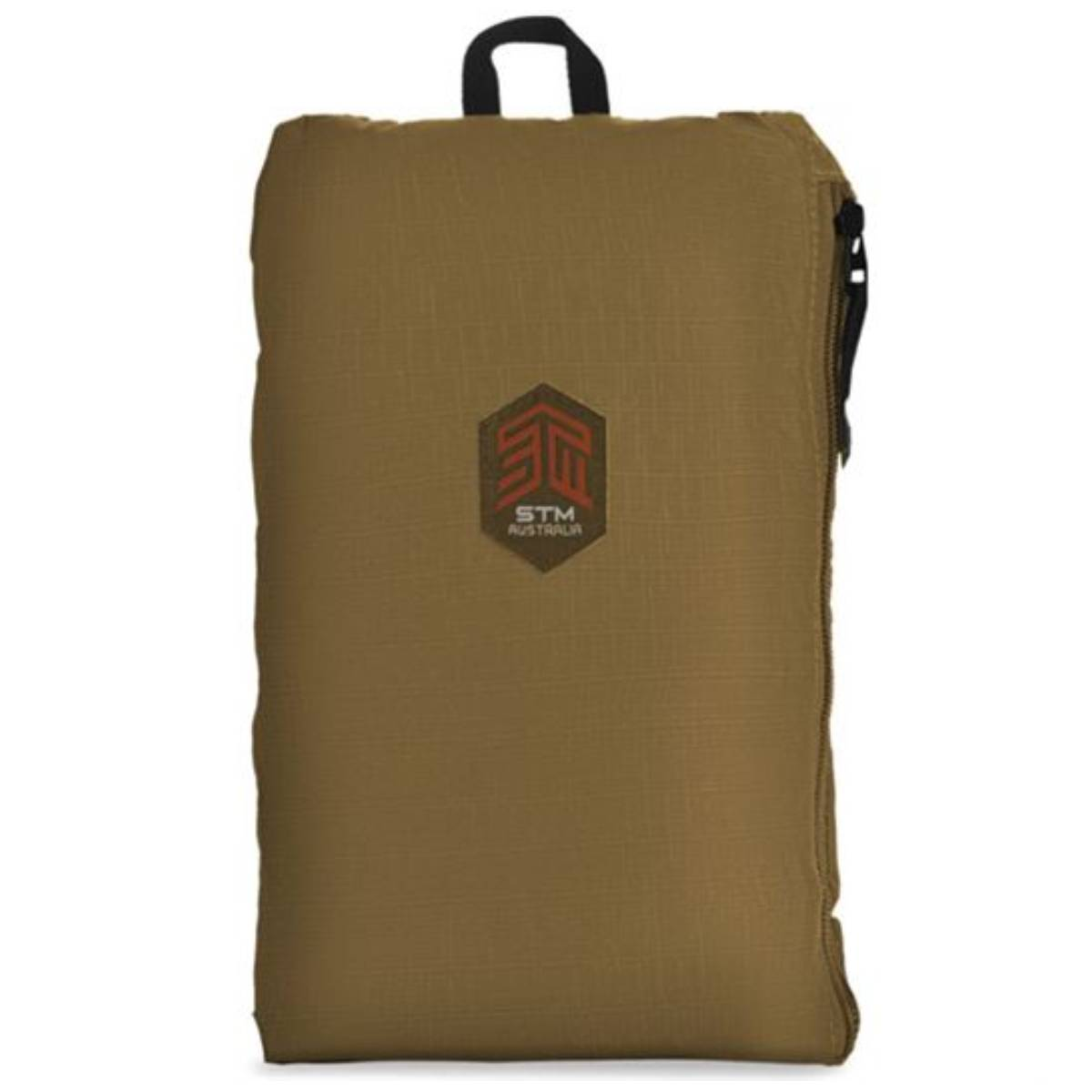 Funda para portátil STM Australia, plegada, de color beige con asa y cremallera negra.
