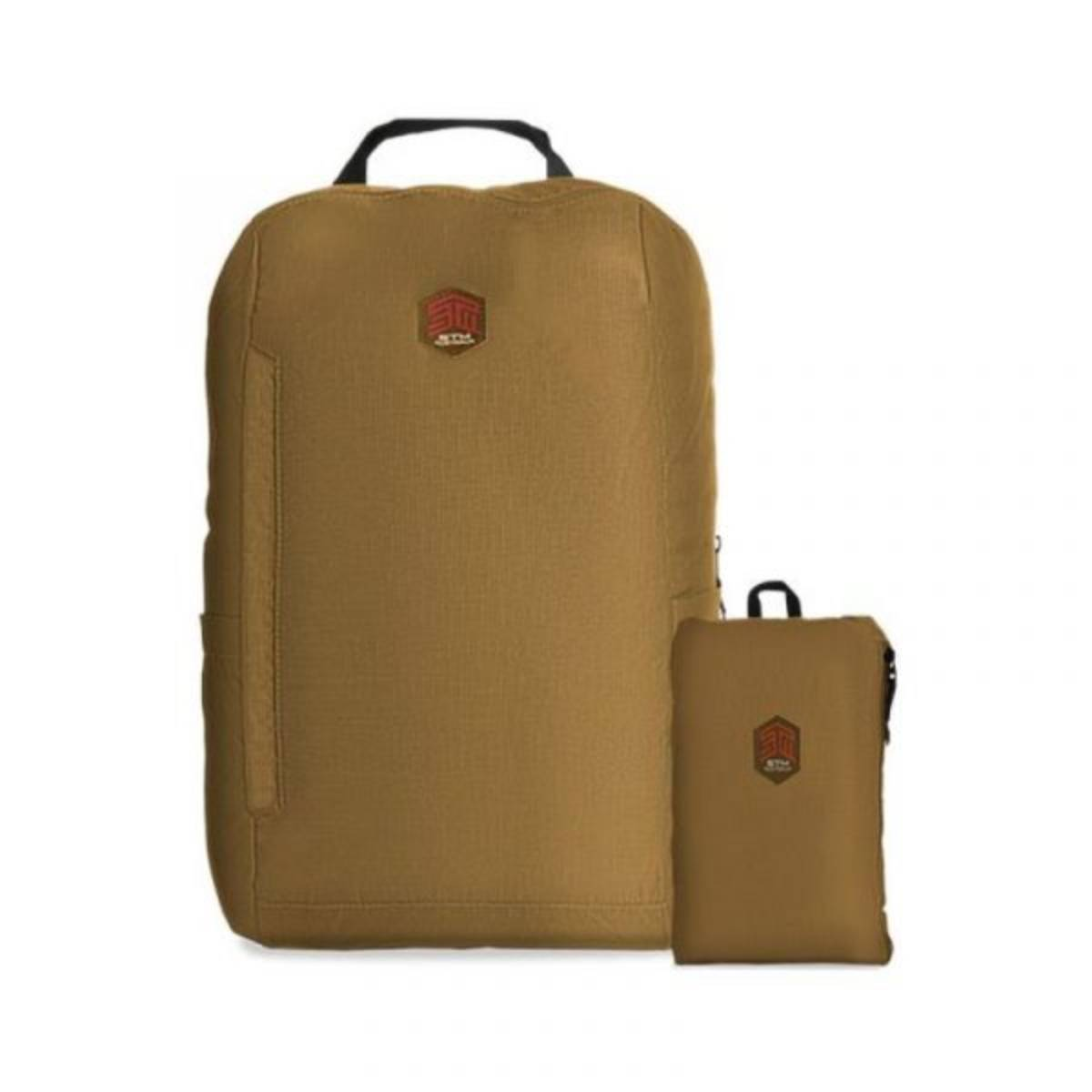 Una mochila color canela y una bolsa más pequeña a juego. Ambas sobre fondo blanco.