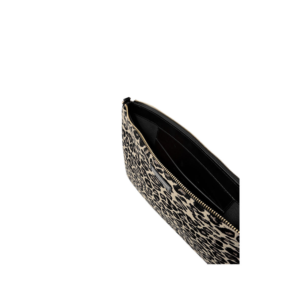 Clutch abierta con estampado de leopardo. El interior tiene bolsillos. Cremallera dorada visible.