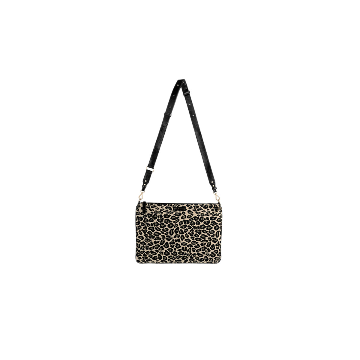 Bolsa para portátil con estampado de leopardo y correa, sobre blanco.
