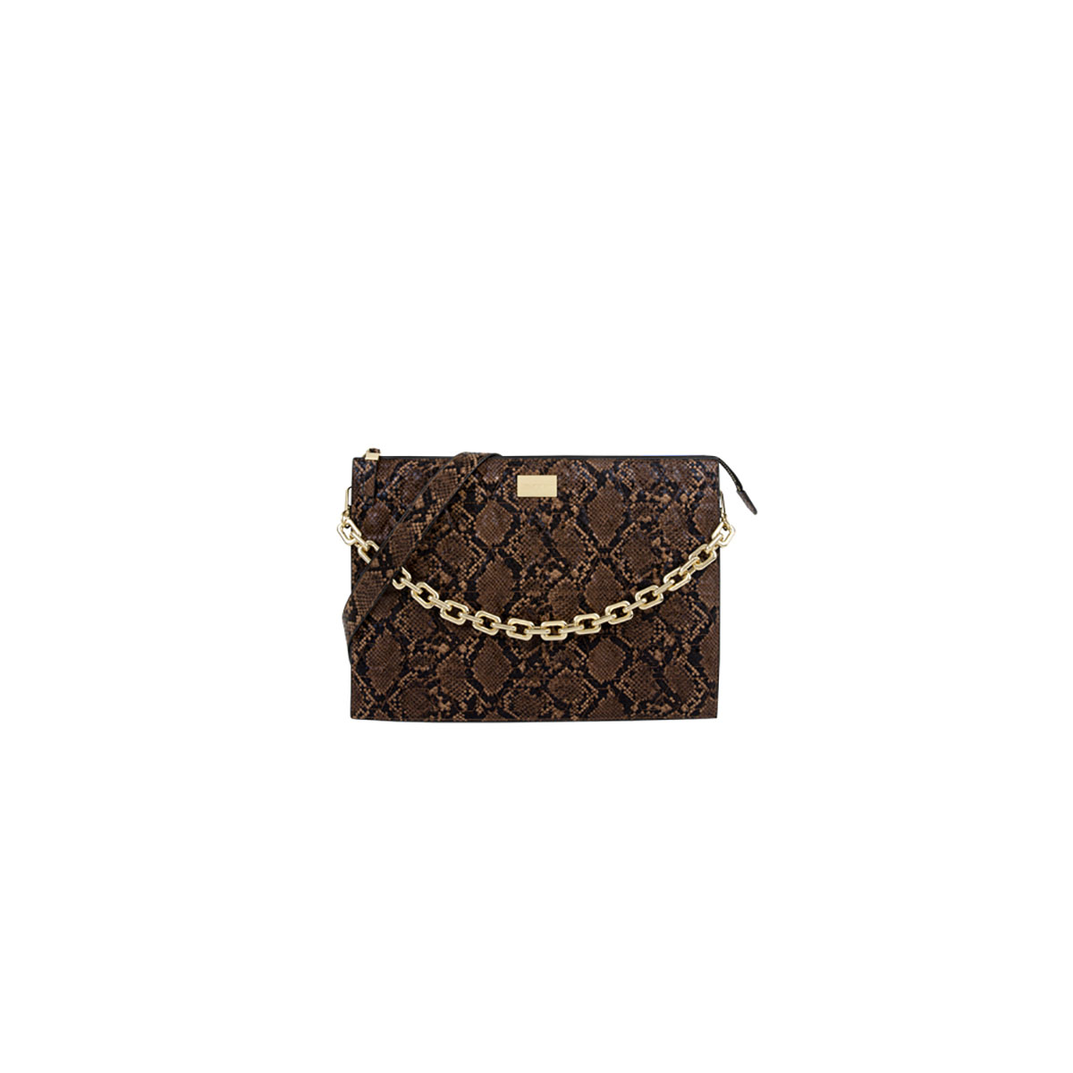 Una borsa a mano con motivo a pelle di serpente, tracolla a catena dorata e chiusura dorata. Su bianco.