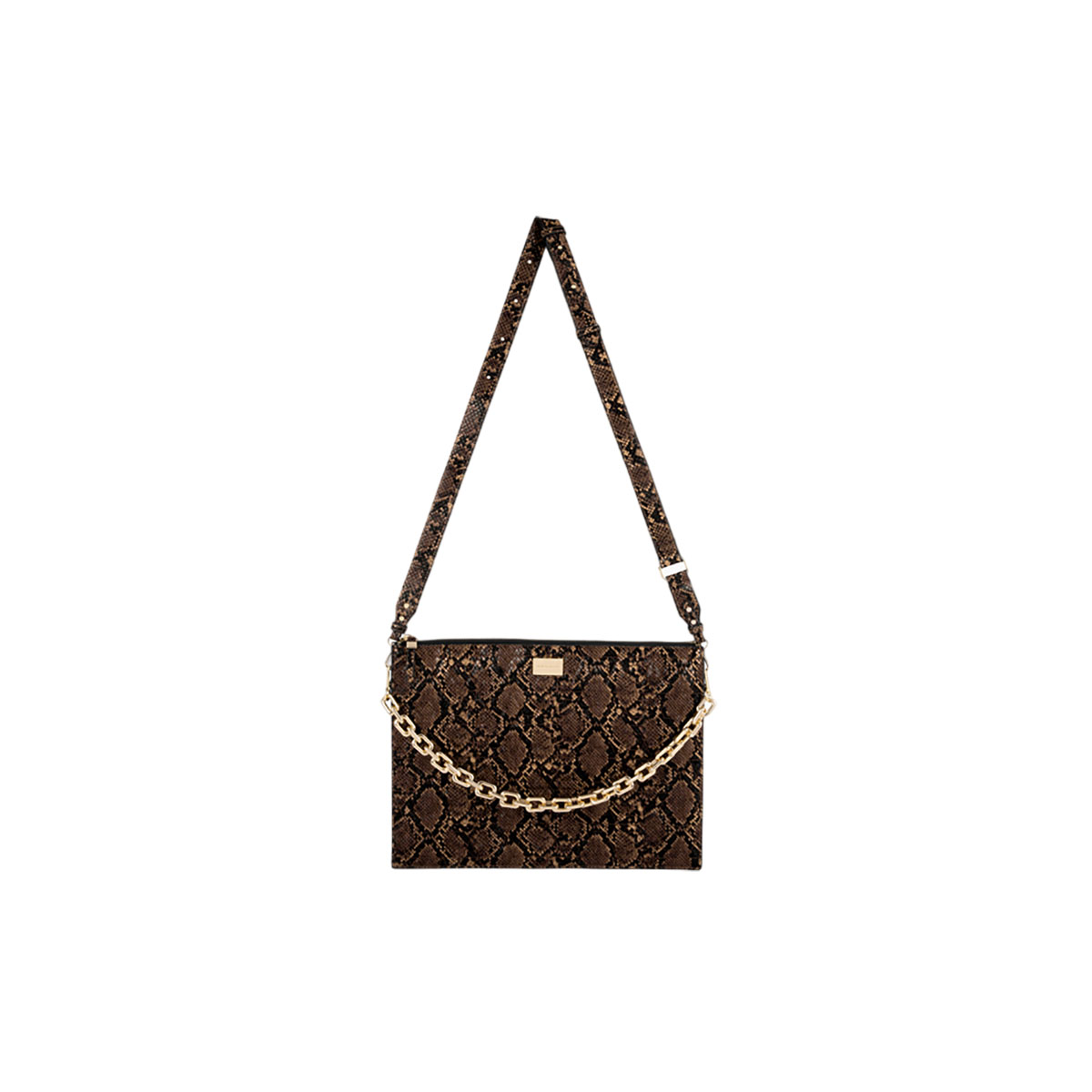 Braune Tasche mit Schlangenmuster, goldener Kette und Riemen, isoliert auf weißem Hintergrund.