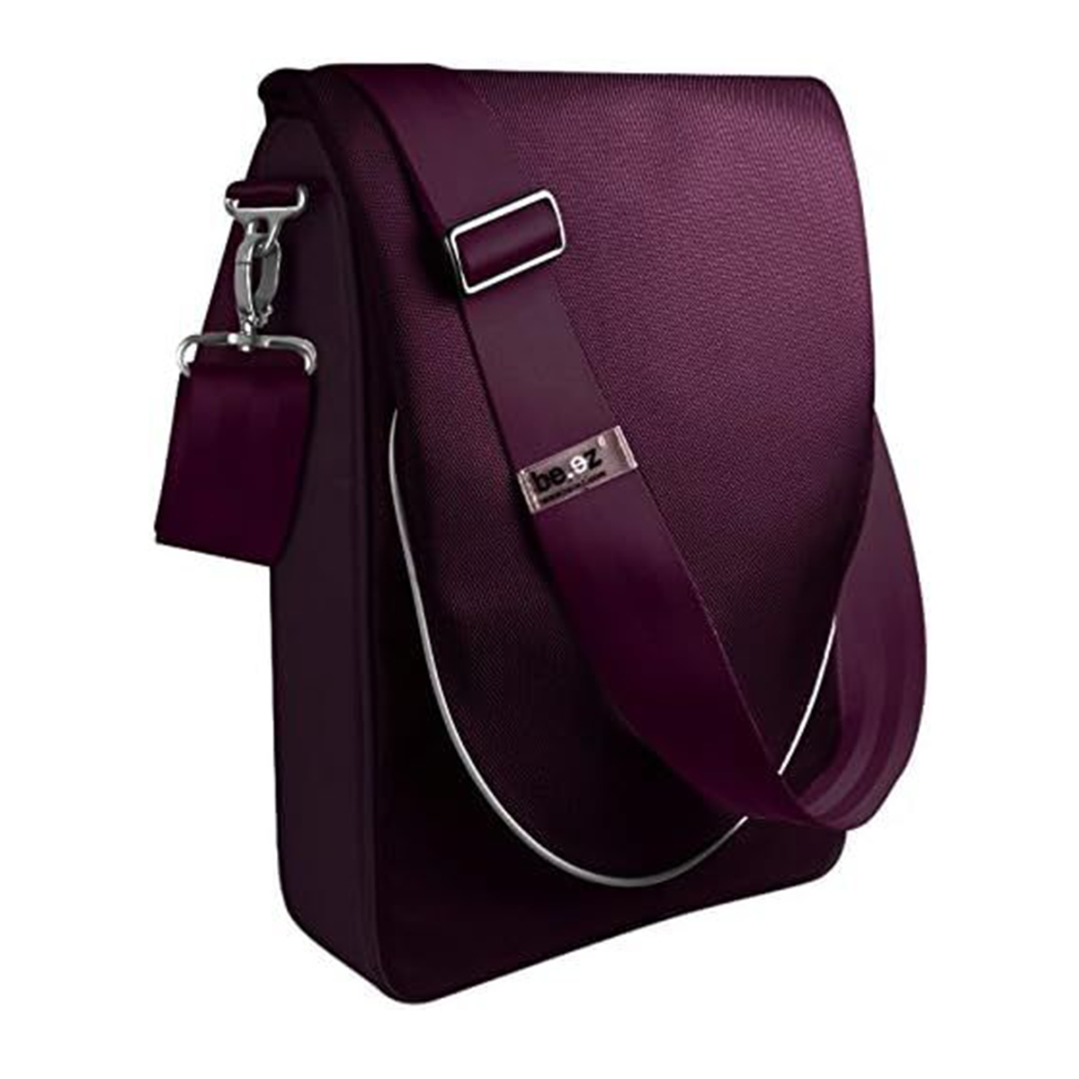 Violette Umhängetasche mit Schulterriemen. Silberfarbene Hardware und ein be.ez-Etikett.