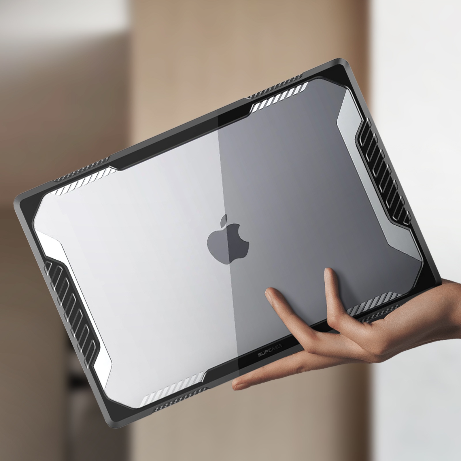 Hand hält Laptop in Schutzhülle. Die Hülle ist schwarz, grau und silbern akzentuiert.