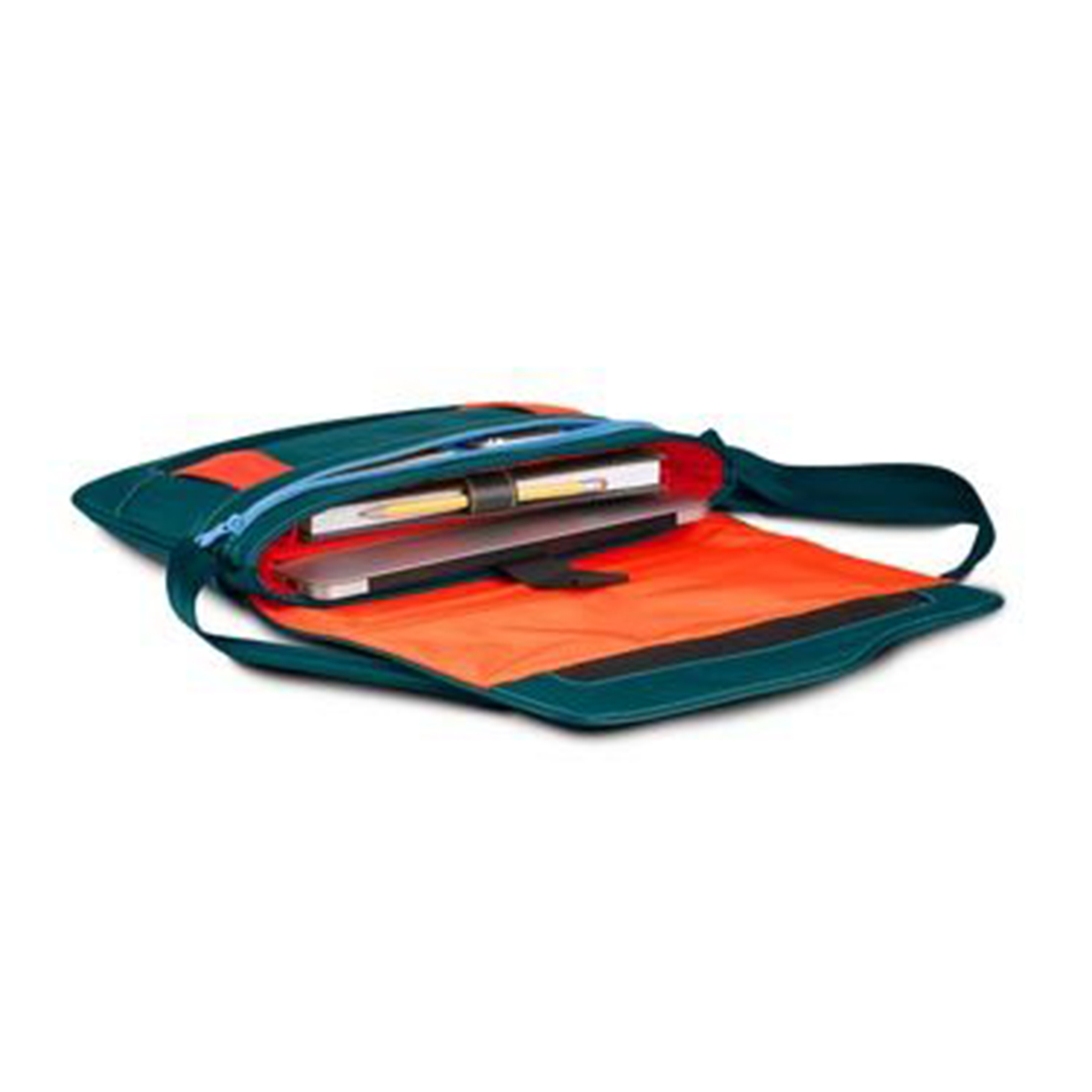 Un sac pour ordinateur portable ouvert, turquoise et orange, avec un ordinateur portable, un stylo et un bloc-notes.