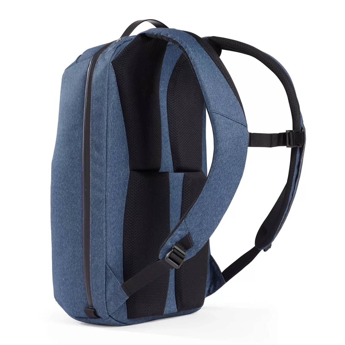 Sac à dos pour ordinateur portable bleu. Sangles et panneau arrière noirs. Vue latérale sur fond blanc.