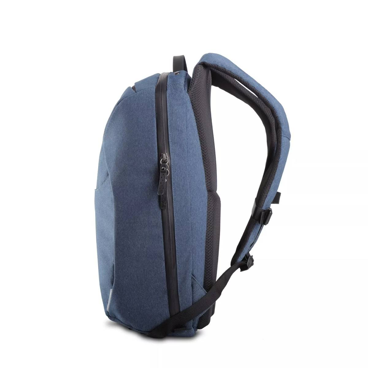Un sac à dos bleu avec une fermeture éclair sur le côté, sur fond blanc.