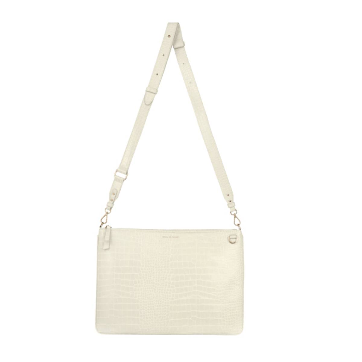 Borsa a tracolla bianca con motivo coccodrillo. Tracolla. Sfondo bianco.