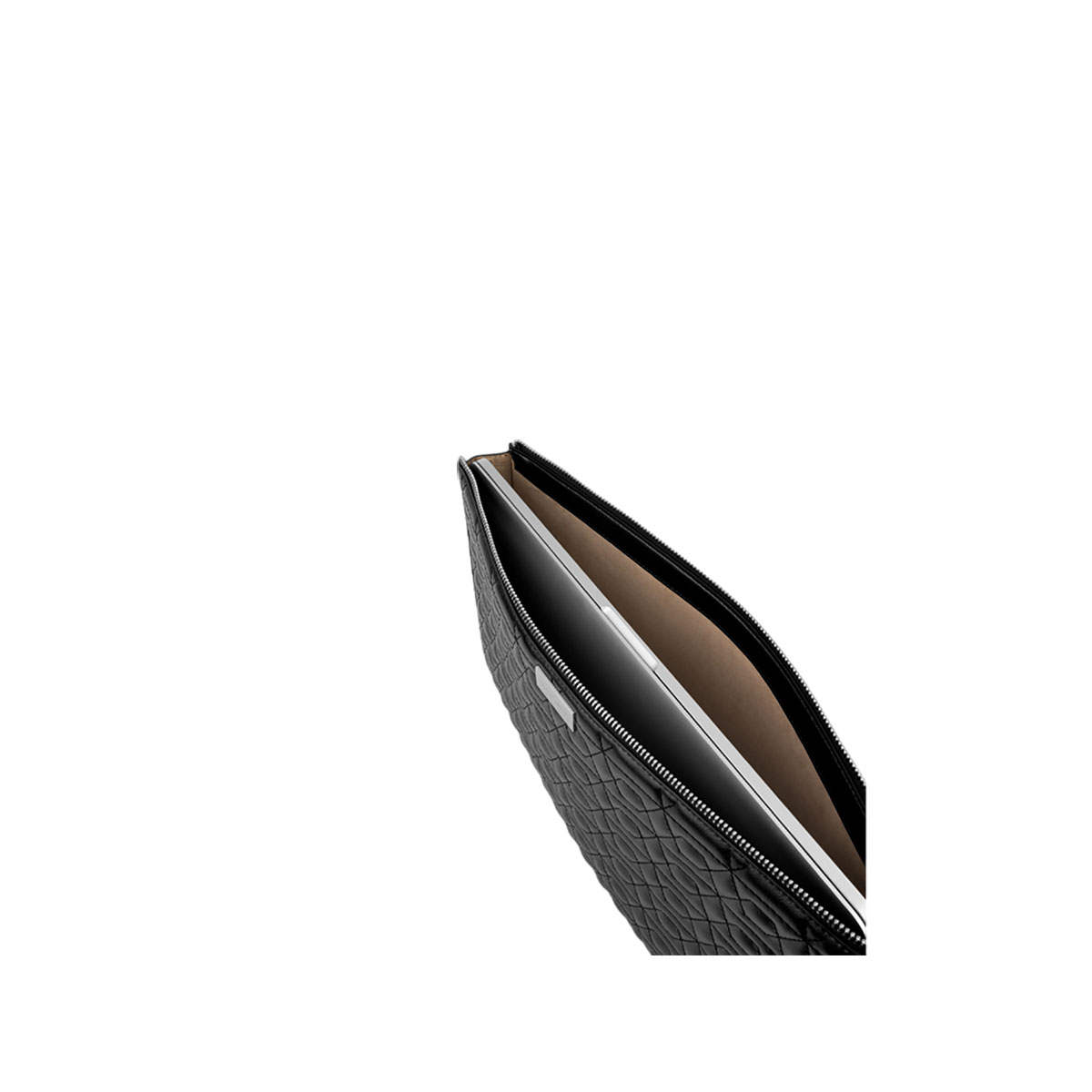 Schwarze, gesteppte Laptoptasche, teilweise geöffnet, auf weißem Hintergrund.