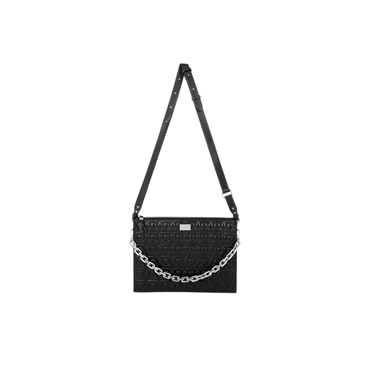 Schwarze rechteckige Tasche mit Kette. Die Tasche hat ein strukturiertes, geometrisches Design.