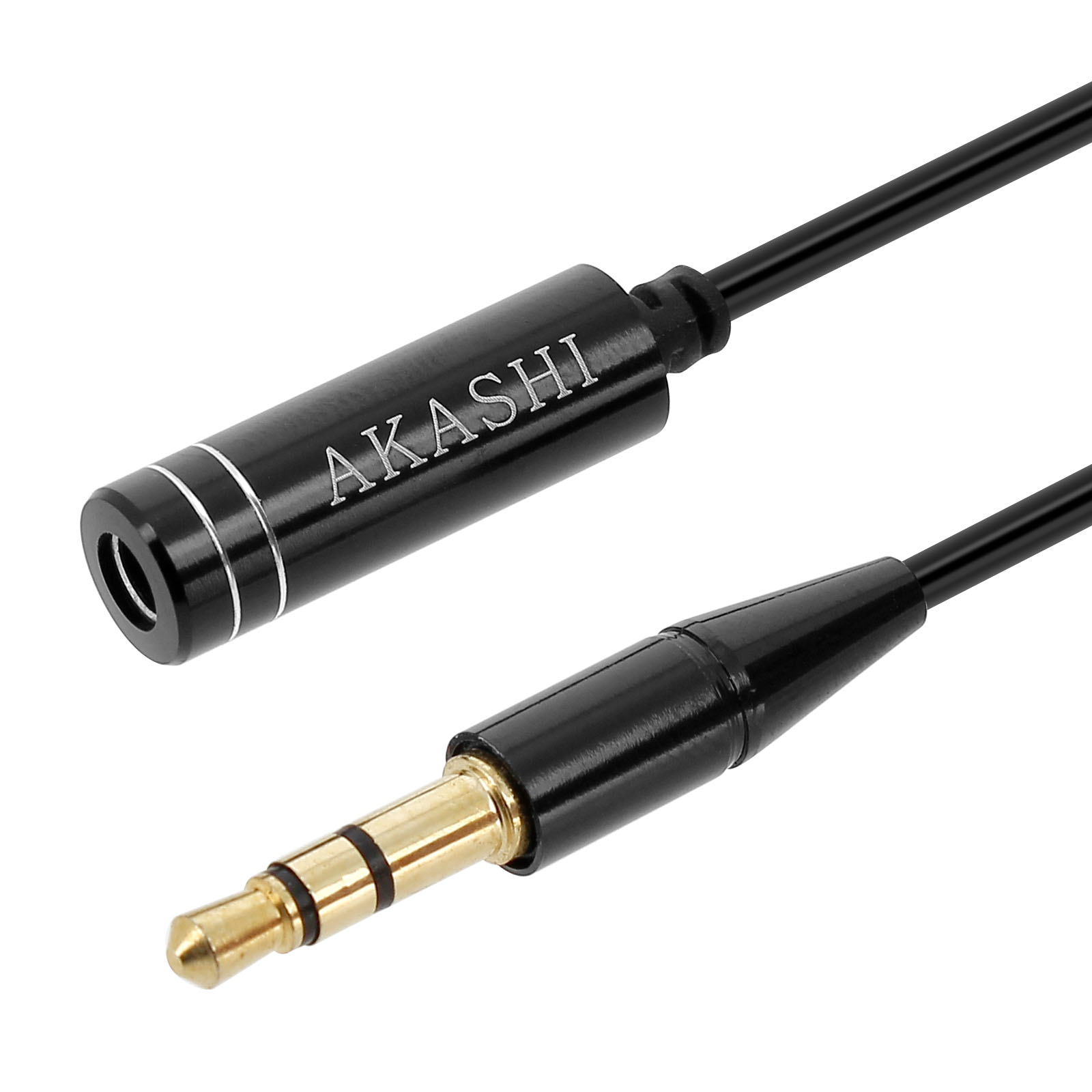 Cavo audio nero con AKASHI sul connettore. Jack dorato e nero. Sfondo bianco.