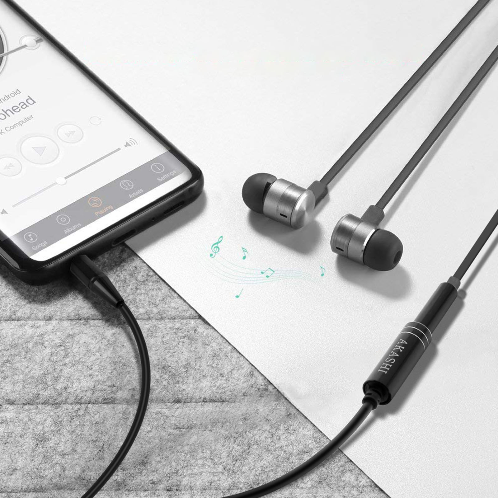 Auricolari e uno smartphone con app musicale aperta, su una superficie bianca.