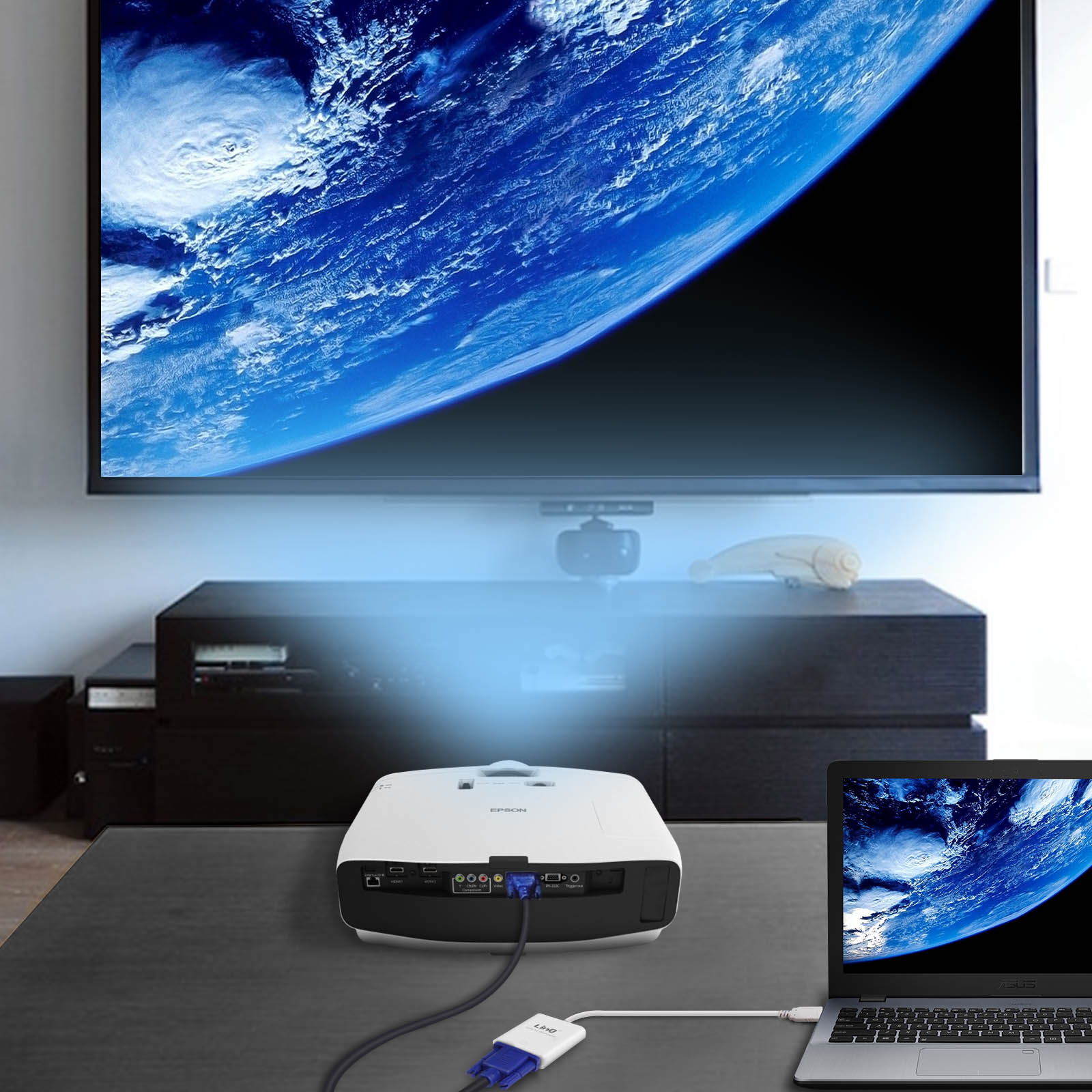 Un proiettore che mostra un'immagine su uno schermo, collegato a un laptop.