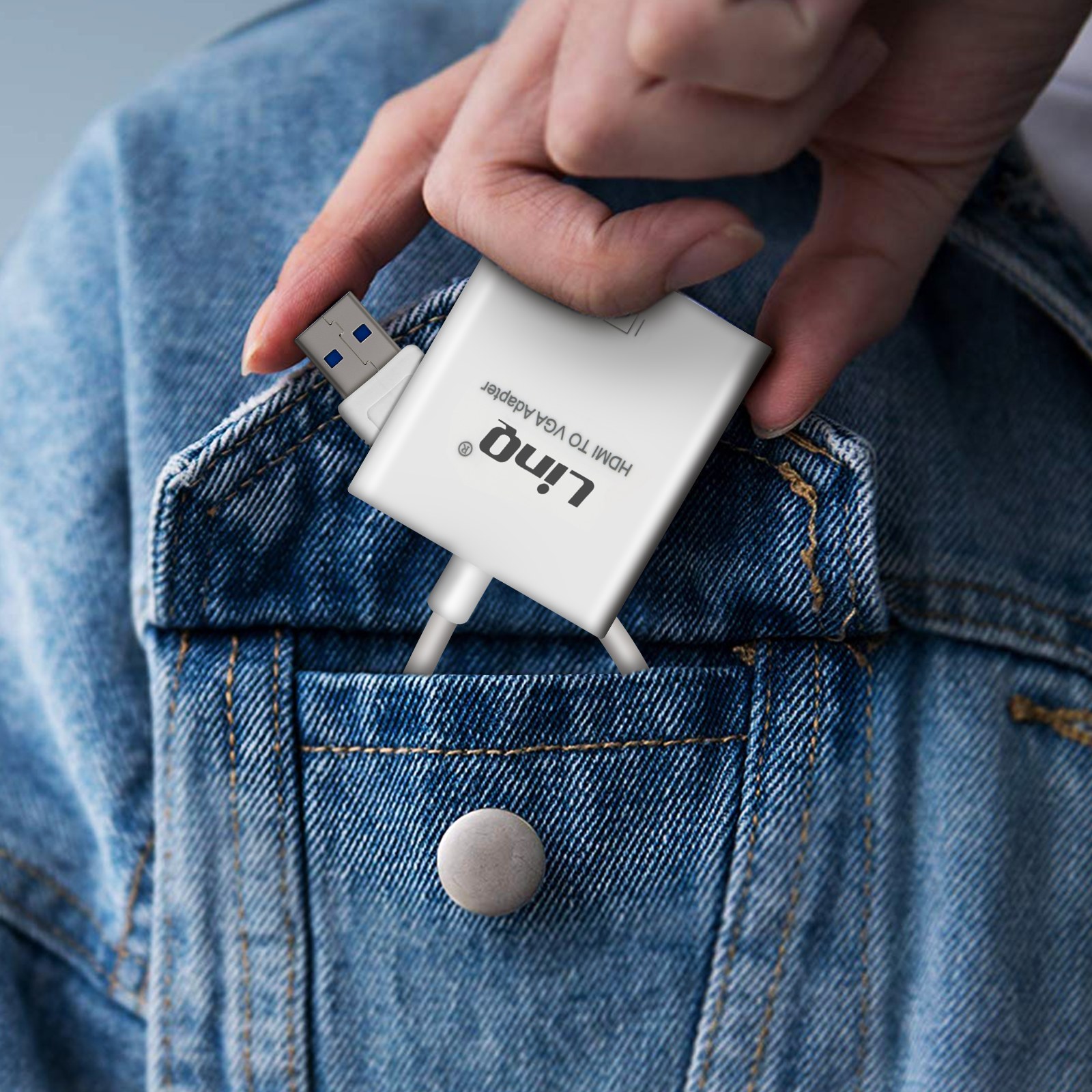 Adattatore bianco con porta USB e HDMI, tenuto in una tasca di jeans.