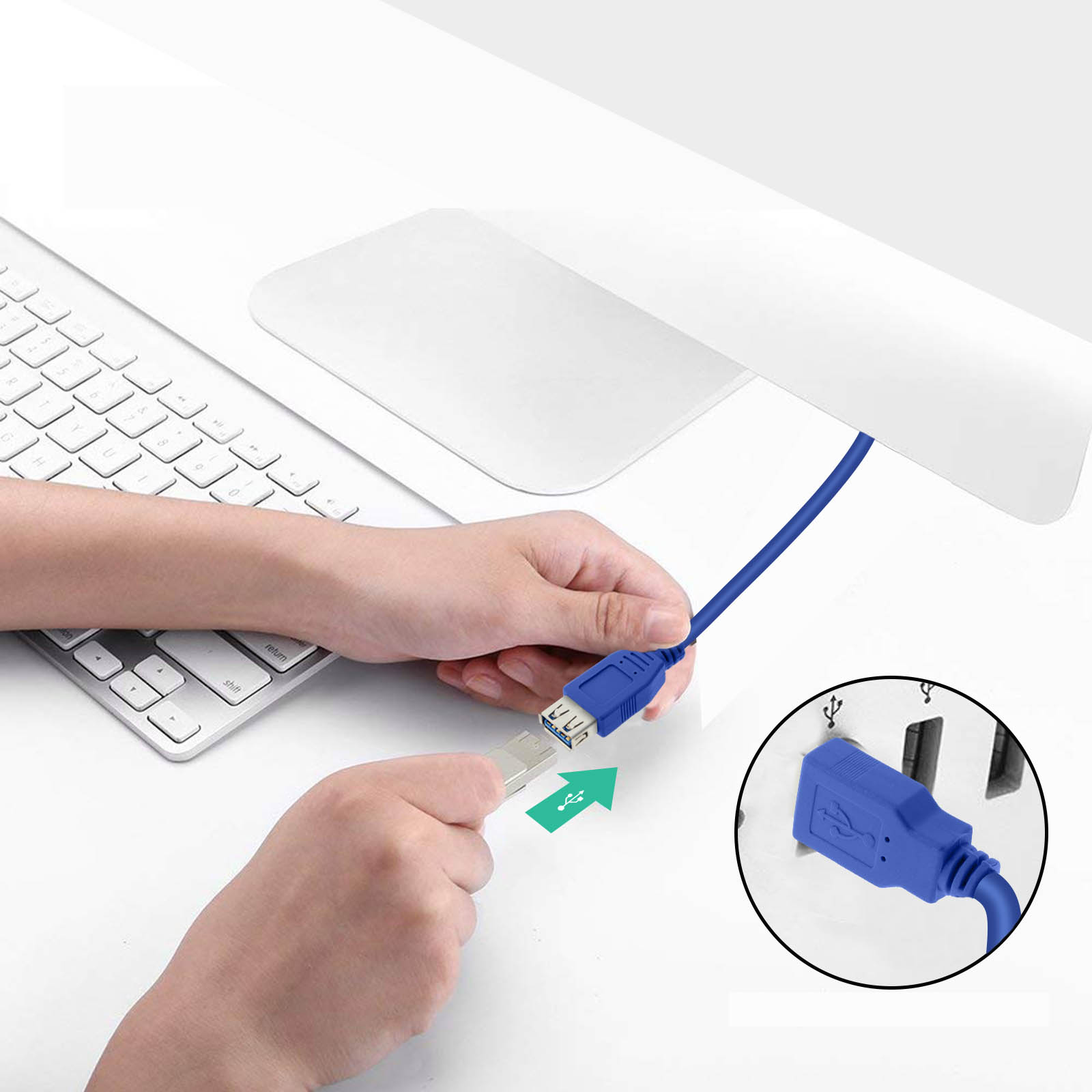 Le mani collegano un cavo USB blu a un computer. Un primo piano mostra la porta.