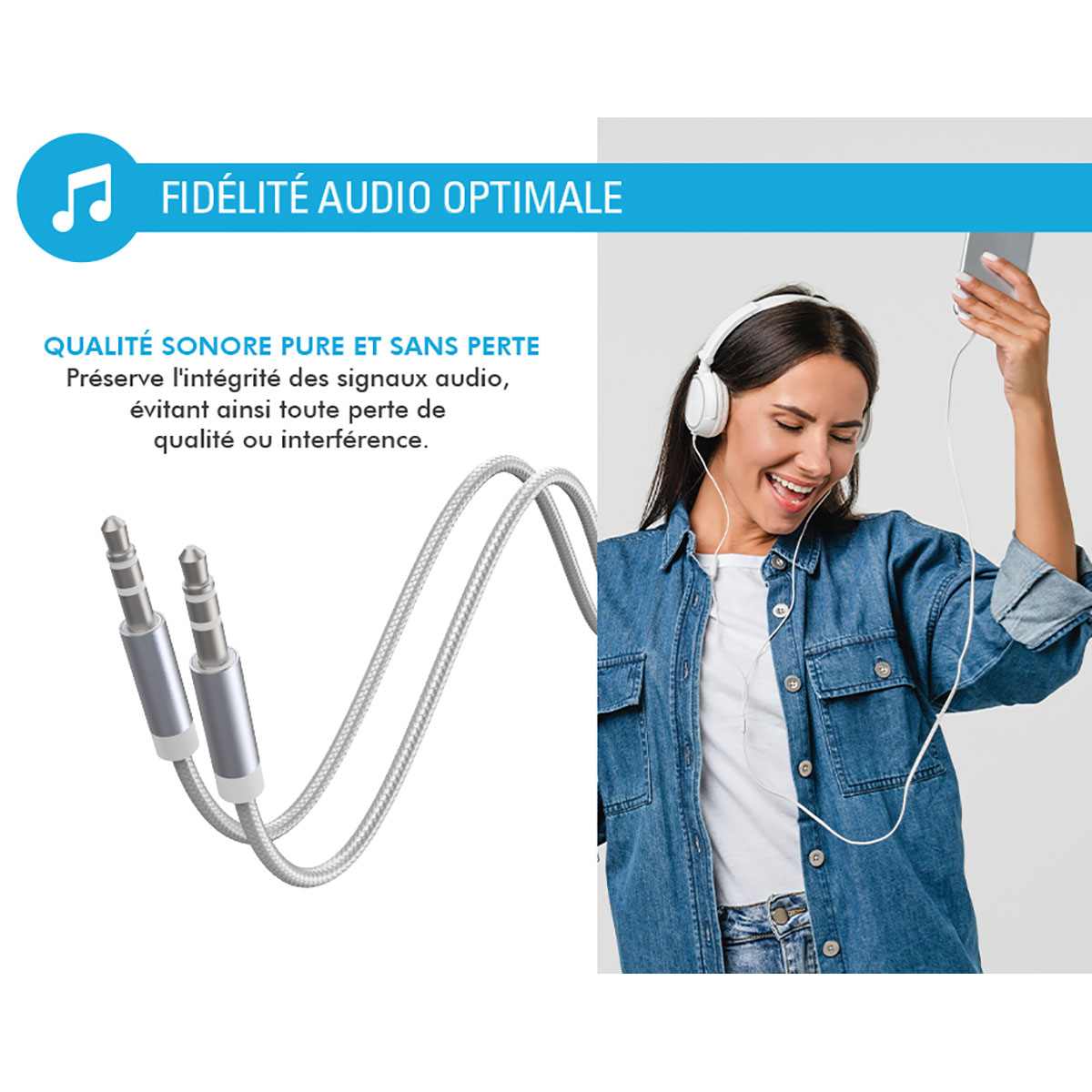 Persona con cuffie, collegata a un cavo con jack da 3,5 mm. Sfondo bianco.