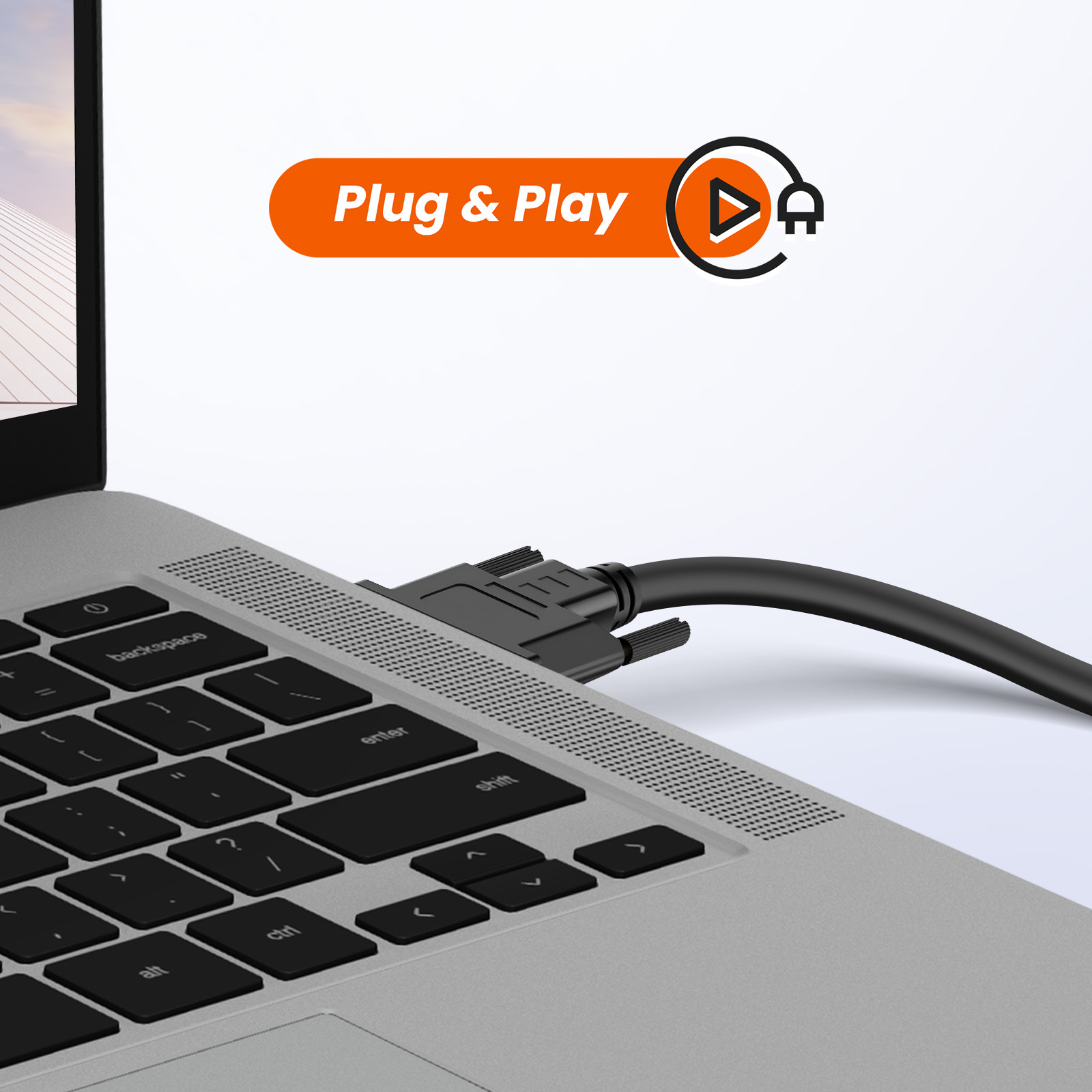 Un laptop con un cavo nero collegato. Il testo 'Plug & Play' con un'icona di riproduzione.