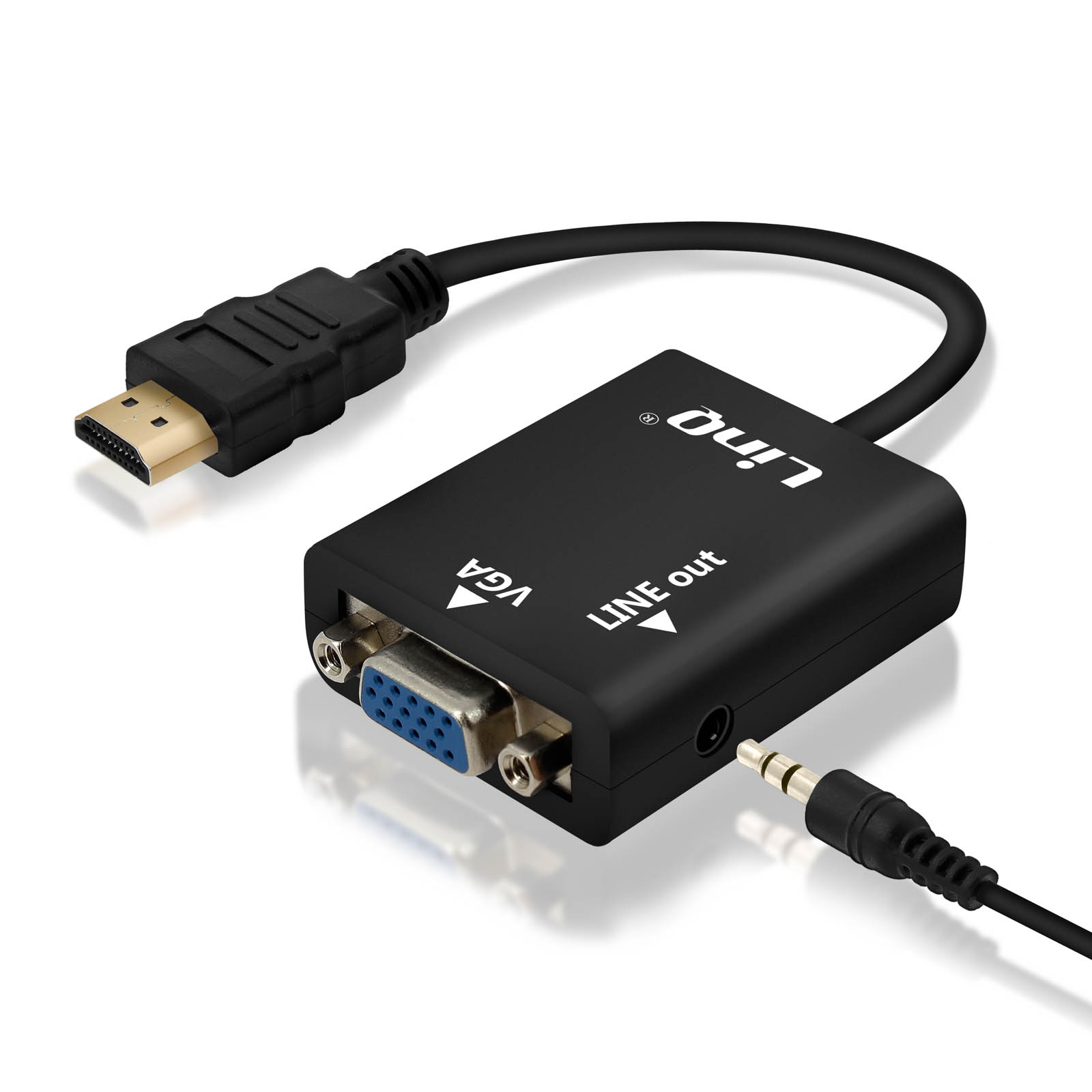 Adattatore da HDMI a VGA nero. Ingresso HDMI a sinistra, uscita VGA e audio a destra. Sfondo bianco.