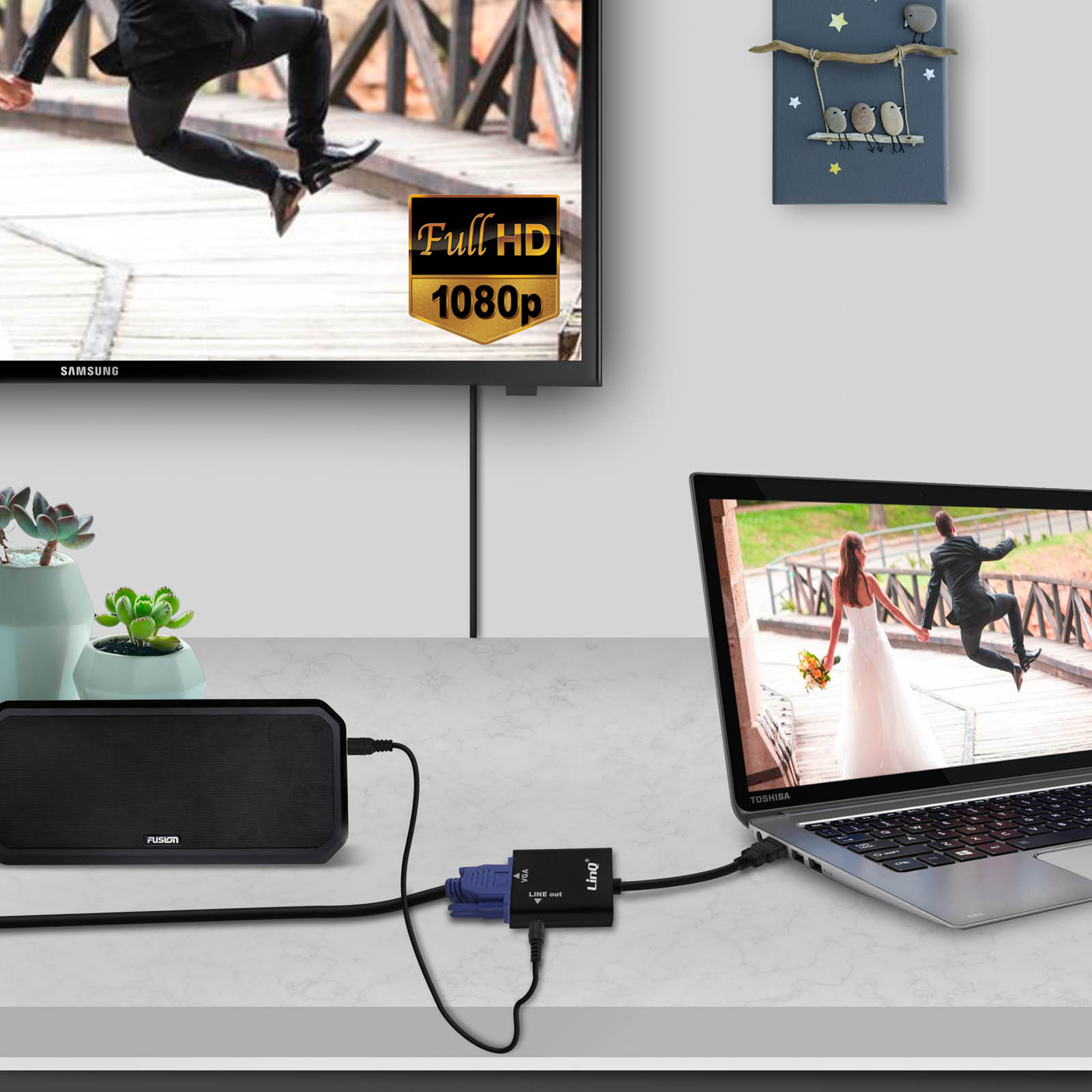 Laptop collegato a uno schermo TV e a un sistema audio tramite cavi.