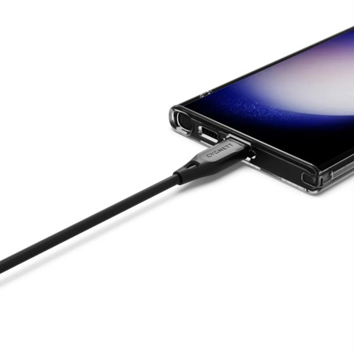 Ein schwarzes Ladekabel, das in ein schwarzes Telefon eingesteckt ist, auf weißem Hintergrund.