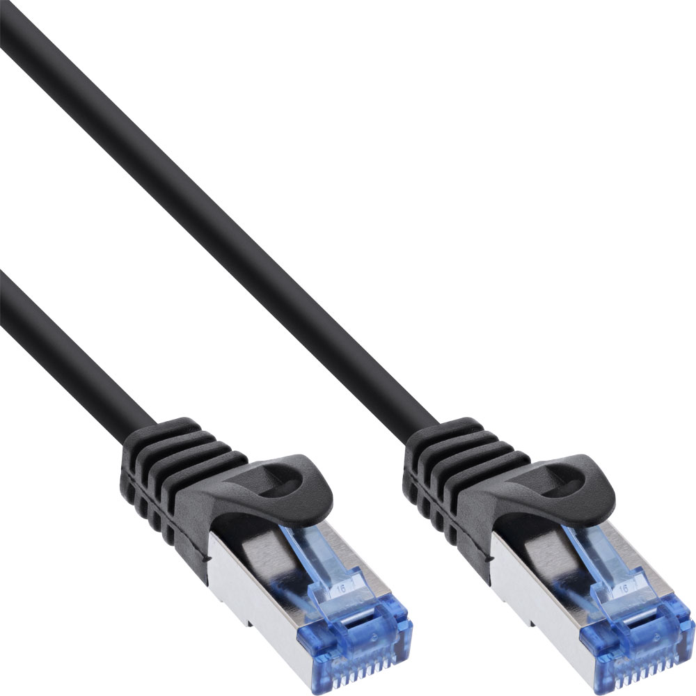 Câble Ethernet noir avec connecteurs bleus, incliné de en haut à gauche vers en bas à droite.
