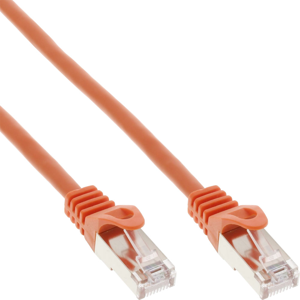 Un cavo Ethernet arancione con connettori. I connettori sono arancioni chiari.