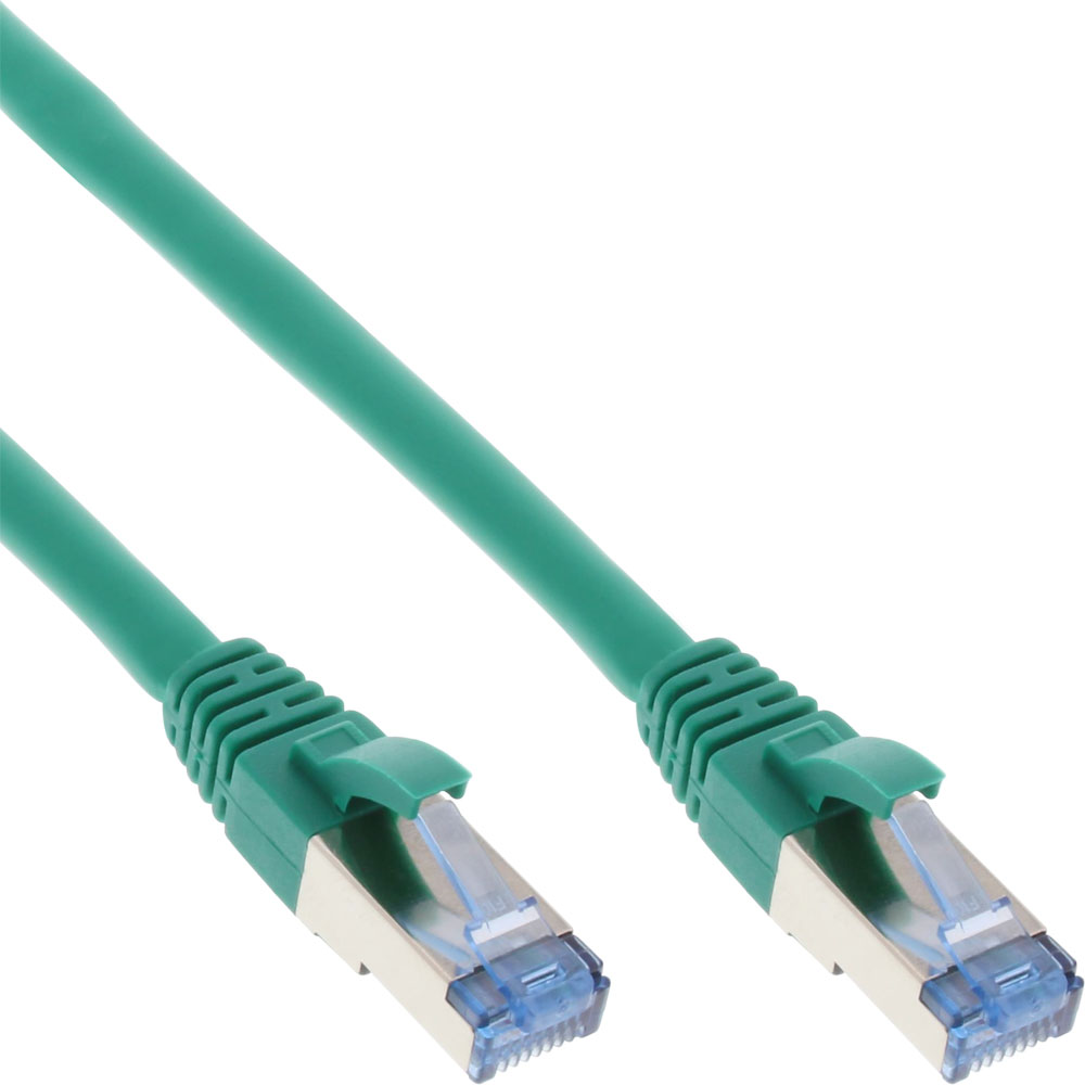 Un cavo Ethernet verde con connettori su entrambe le estremità, ripresa ravvicinata. Sfondo bianco.