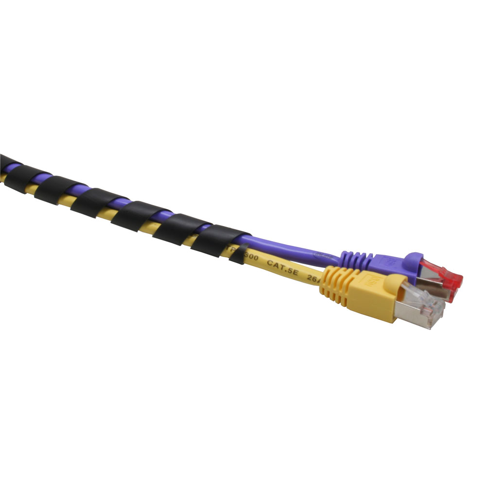 Zwei Netzwerkkabel mit Steckern, gelb und lila, umwickelt von schwarzem Spiralkabel.