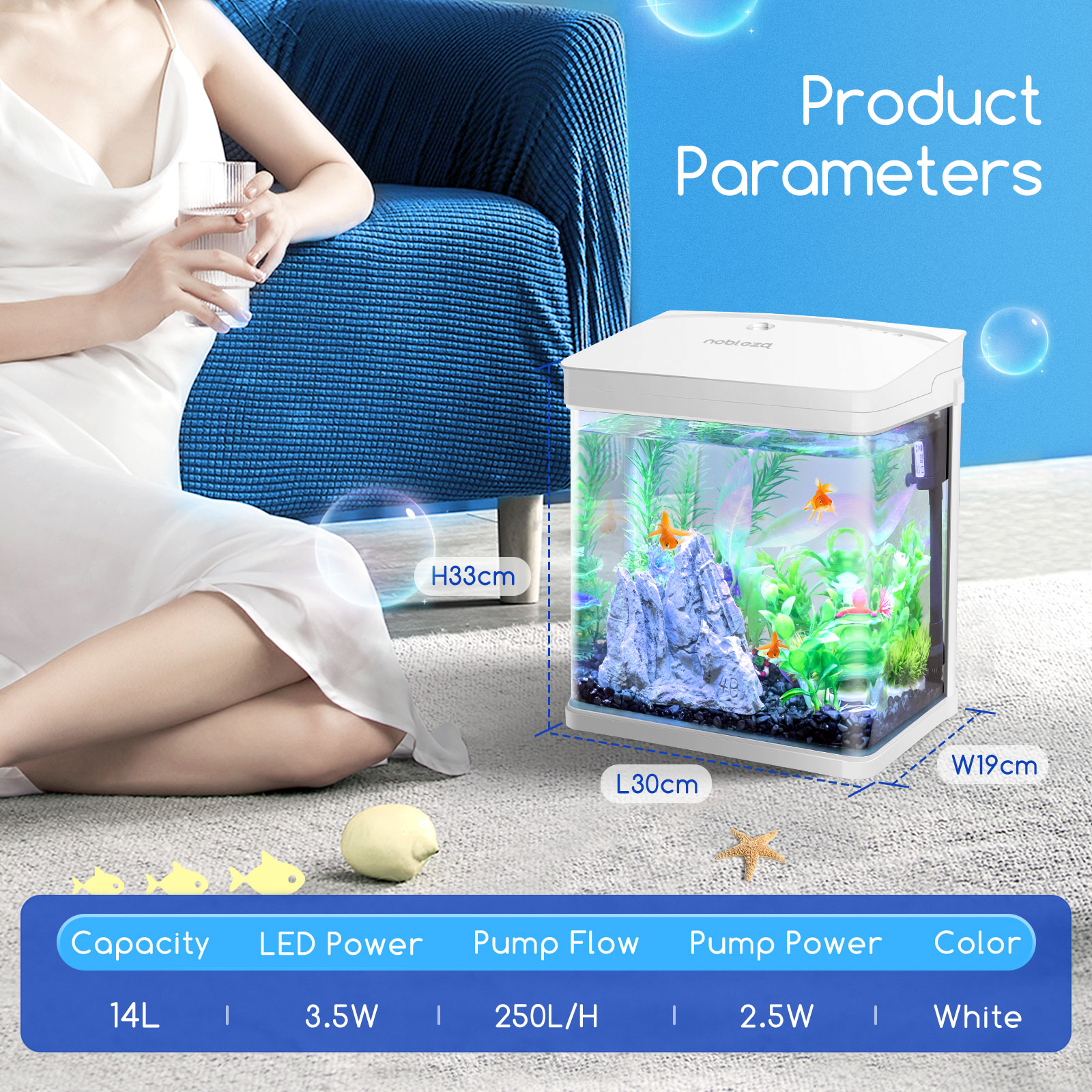 Acuario con peces, agua y decoración. Junto a una persona sosteniendo un vaso de agua. Fondo blanco.