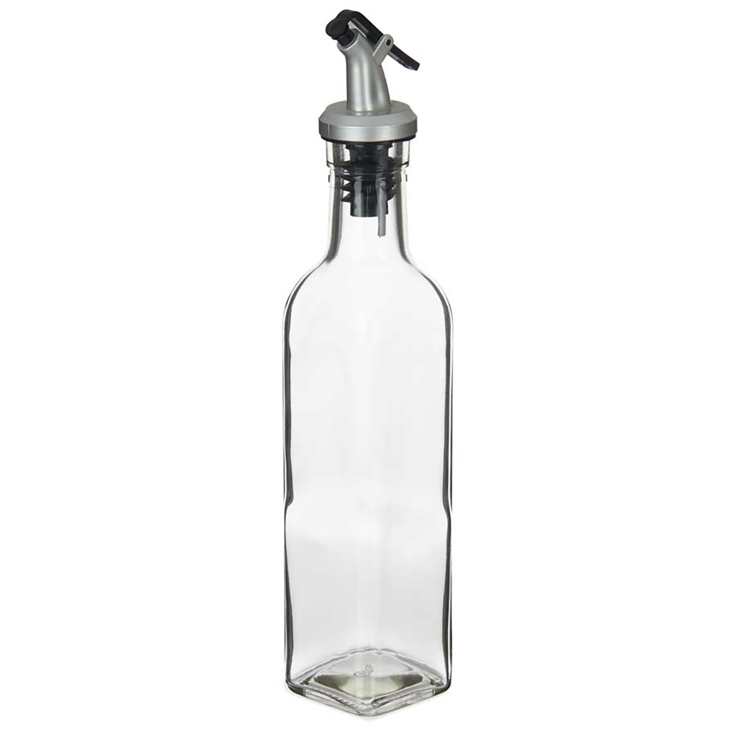 Una botella de aceite de oliva de vidrio transparente con una boquilla plateada. Está vacía y se apoya sobre una superficie blanca.