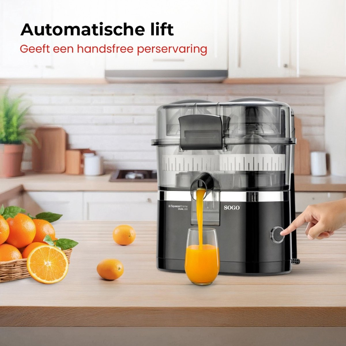 Schwarzer Entsafter mit Saftglas, Orangen und Hand drückt Knopf auf Holzoberfläche.