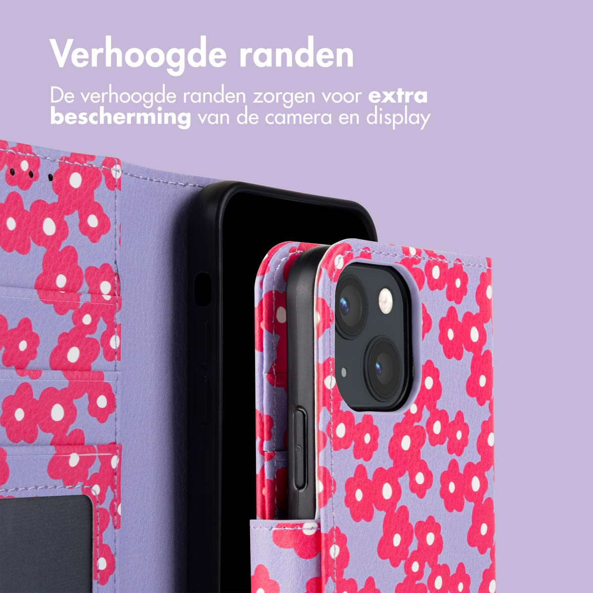 Een telefoonhoesje met bloemenontwerp, open om de telefoon te onthullen. Tekst luidt 'Verhoogde randen'. Paarse en roze kleuren.