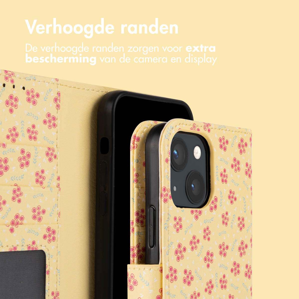 Telefoonhoesje met bloemenpatroon, open om een telefoon te laten zien. Tekst: Verhoogde randen beschermen de camera en het scherm.