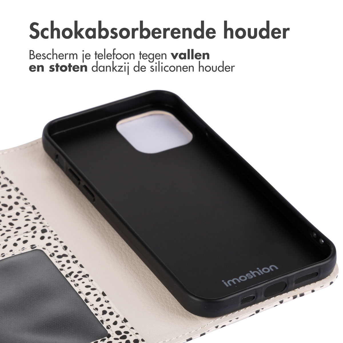 Telefoonhoesje met een zwart interieur en een crèmekleurig en zwart gespikkeld exterieur.