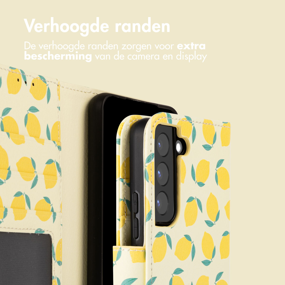 Coque de téléphone avec motif de citrons ouverte, téléphone à l'intérieur. Citrons jaunes sur fond crème.