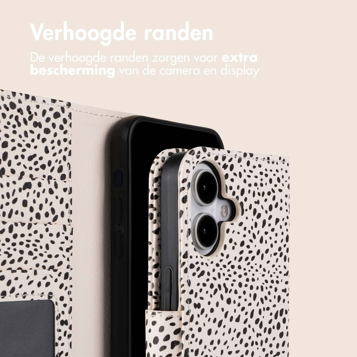 Coque de téléphone avec motif tacheté blanc et noir, téléphone à l'intérieur.