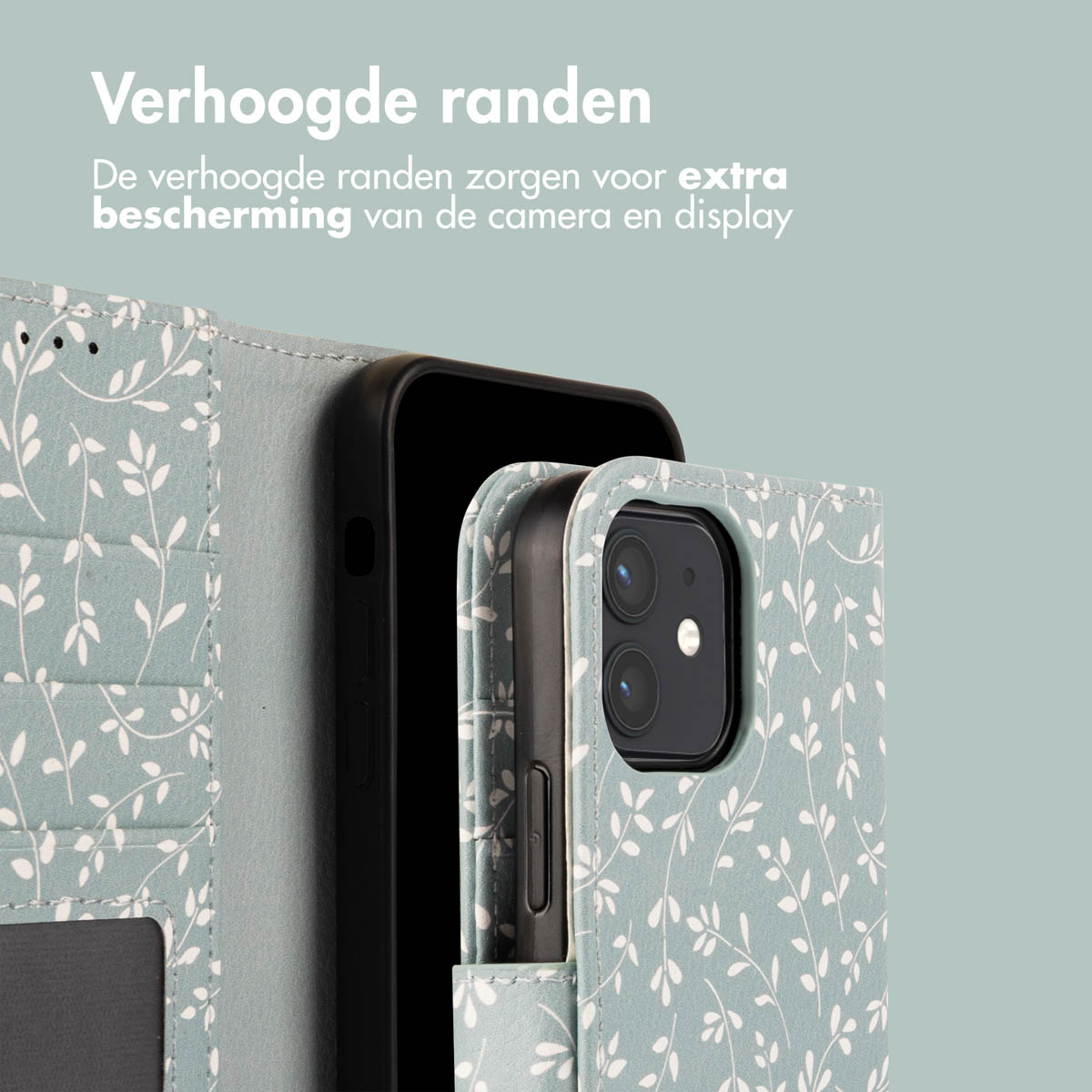 Telefoon in hoesje. Hoesje is lichtblauw met een bloemenpatroon. Telefoon is zwart.