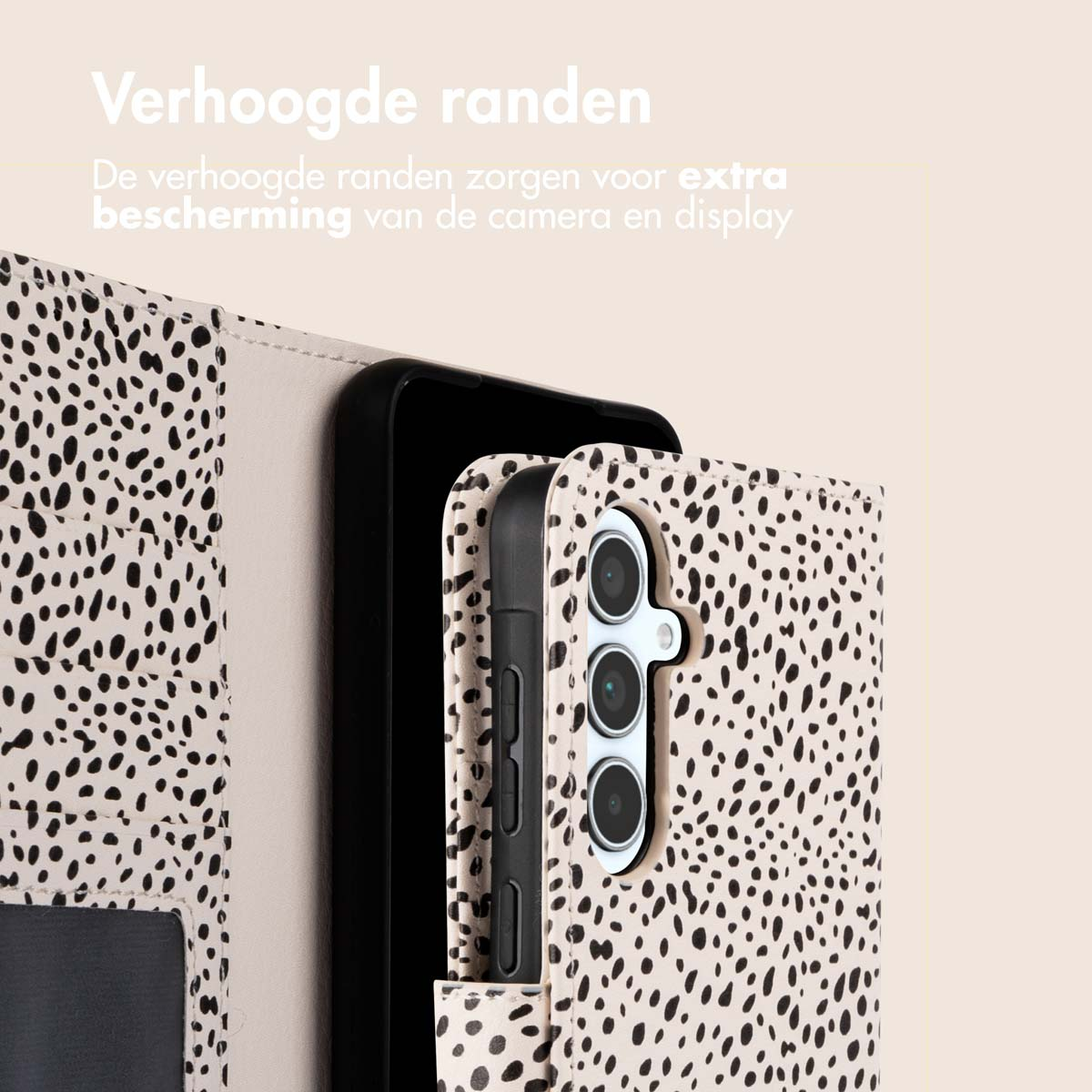 Telefoon in hoesje met zwarte stippen op beige, open. Tekst: Verhoogde randen beschermen camera en display.