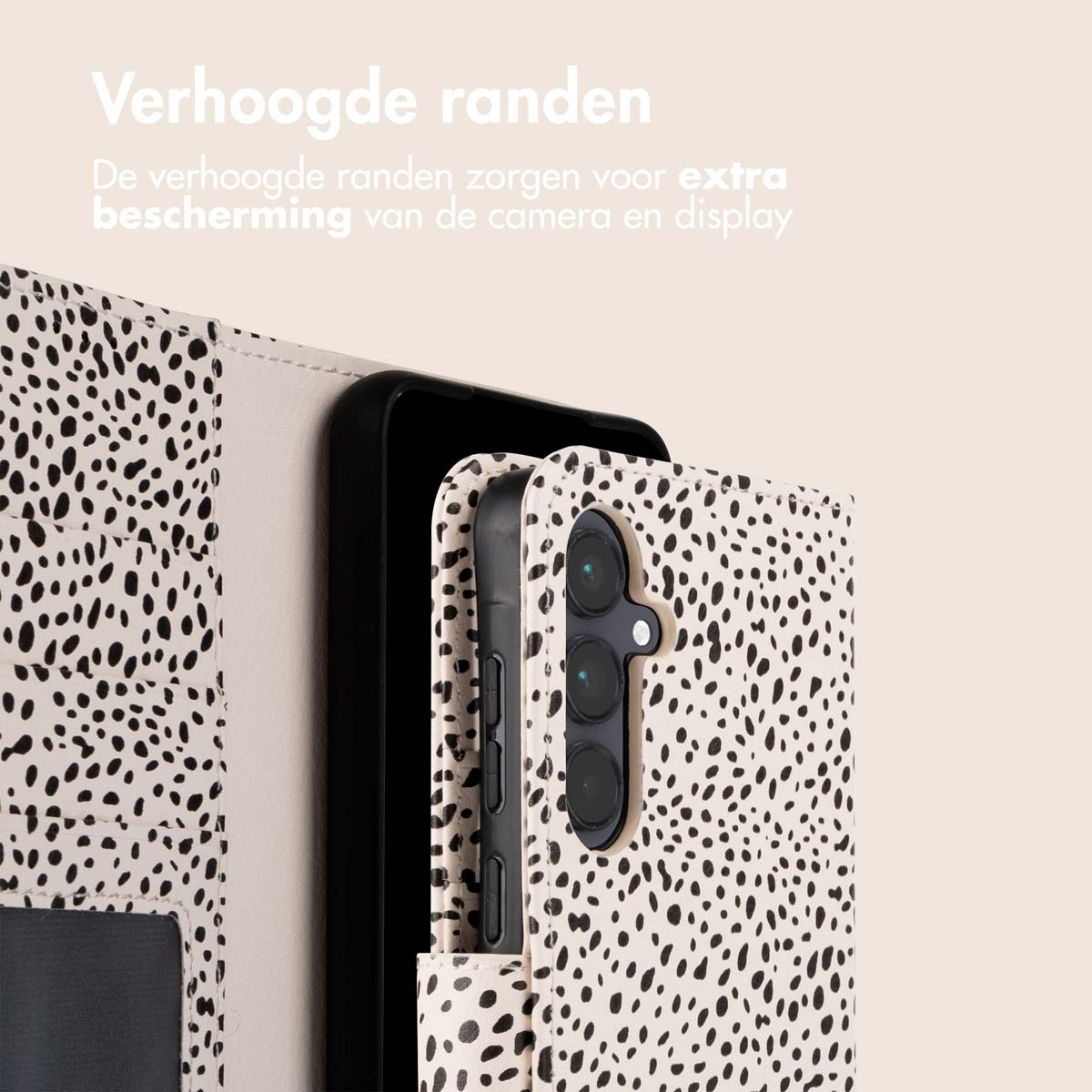 Gros plan sur un étui de téléphone avec un motif tacheté. Le téléphone est dans l'étui.