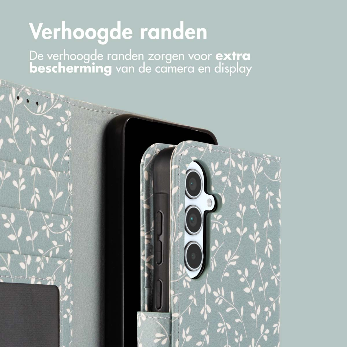 Telefoonhoesje met bloemenpatroon, met de telefoon erin. Verhoogde randen voor bescherming van camera en scherm.