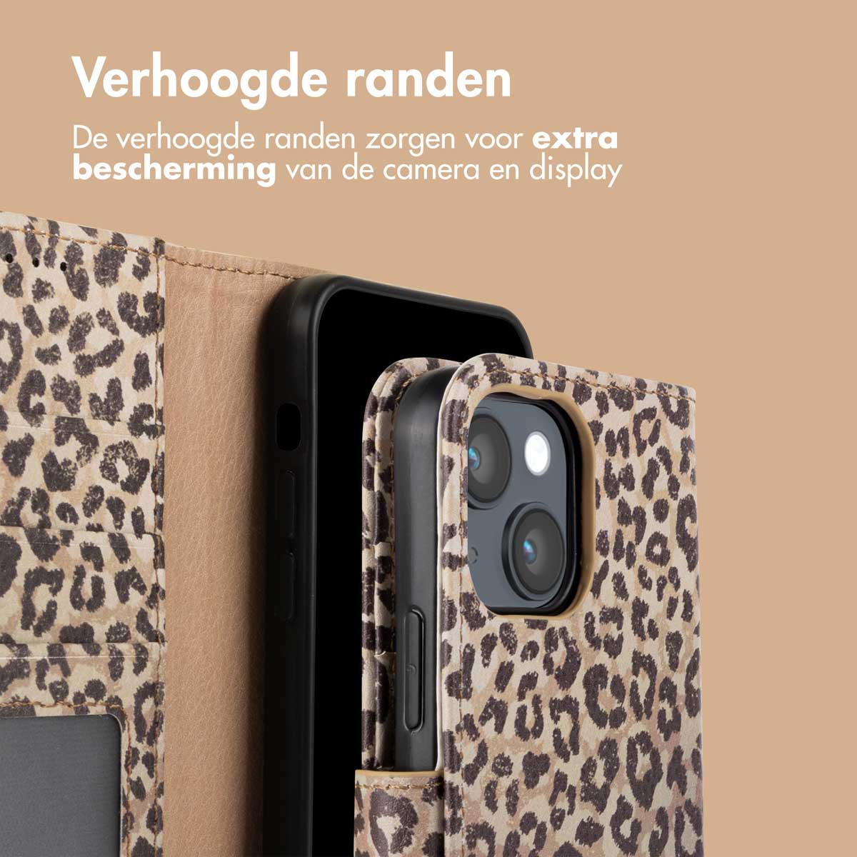 Smartphonehoesje met een luipaardprint. De hoes is open en houdt een telefoon vast.