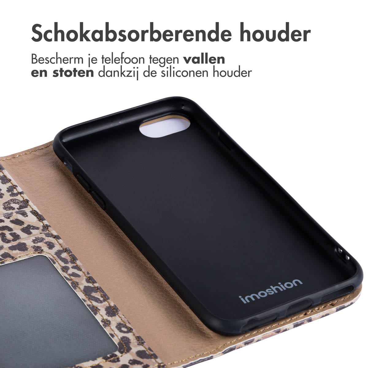Een open telefoonhoesje met luipaardprint, met een telefoon erin. De hoes is zwart en bruin.