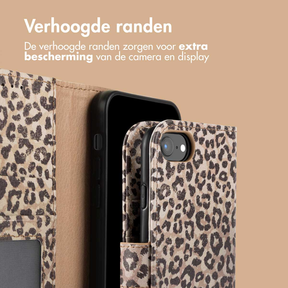Telefoonhoesje met een luipaardprint, telefoon binnenin.