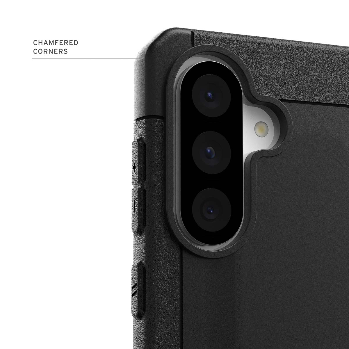 Close-up van een zwarte telefoonhoes met camera en afgeschuinde hoeken.