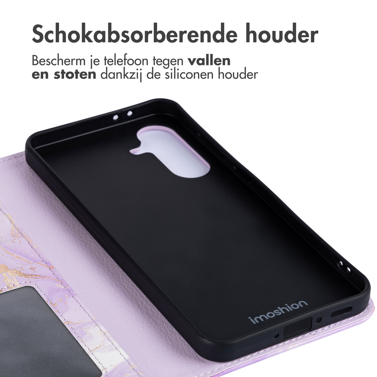 Telefoonhoesje interieur met marmerpatroon, zwarte telefoon erin. Paarse hoes. Witte achtergrond.