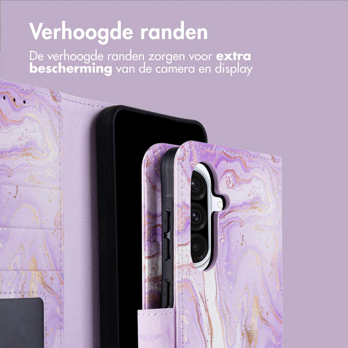 Telefoon in hoesje. Paars marmerpatroon hoesje. Tekst: Verhoogde randen.