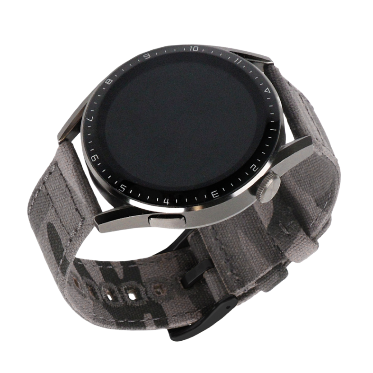 Uno smartwatch rotondo e grigio con un cinturino mimetico e uno schermo nero che mostra l'ora.